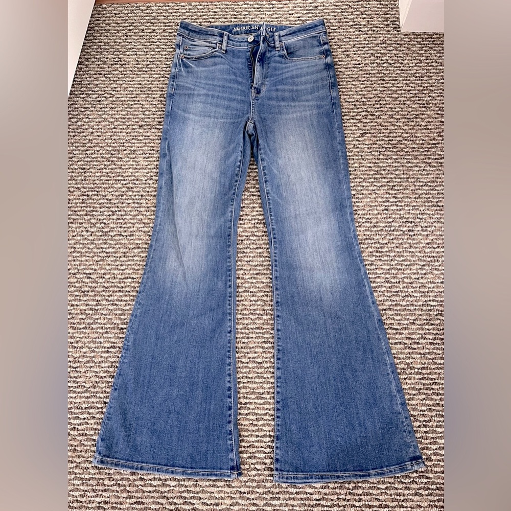 NWT Size 6 American Eagle super high rise flare Jean.